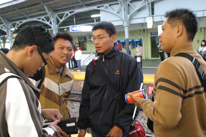 台灣鐵路旅遊攝影台中火車站月台交談的旅客2006攝影照片17
