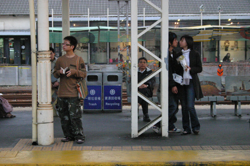 台灣鐵路旅遊攝影台中火車站月台交談的旅客2006攝影照片22