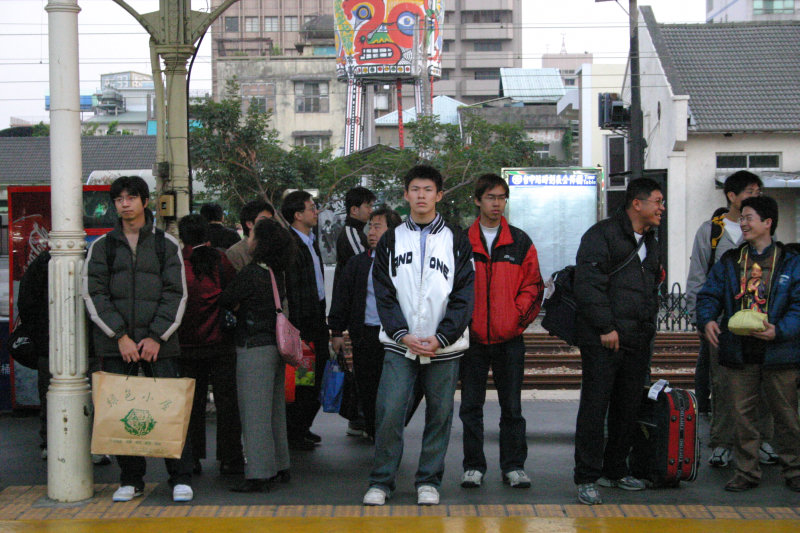 台灣鐵路旅遊攝影台中火車站月台交談的旅客2006攝影照片23