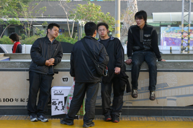 台灣鐵路旅遊攝影台中火車站月台交談的旅客2006攝影照片40