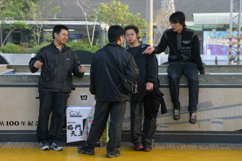 台灣鐵路旅遊攝影台中火車站月台交談的旅客2006攝影照片41