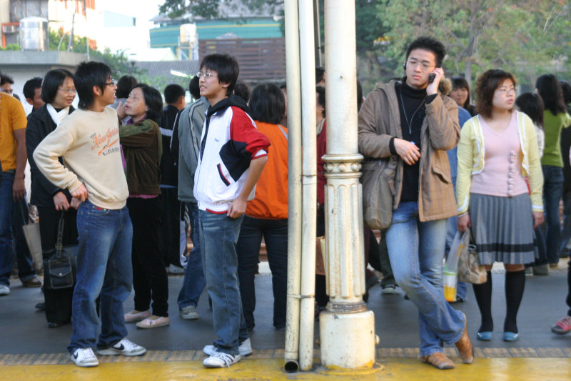 台灣鐵路旅遊攝影台中火車站月台交談的旅客2006攝影照片42
