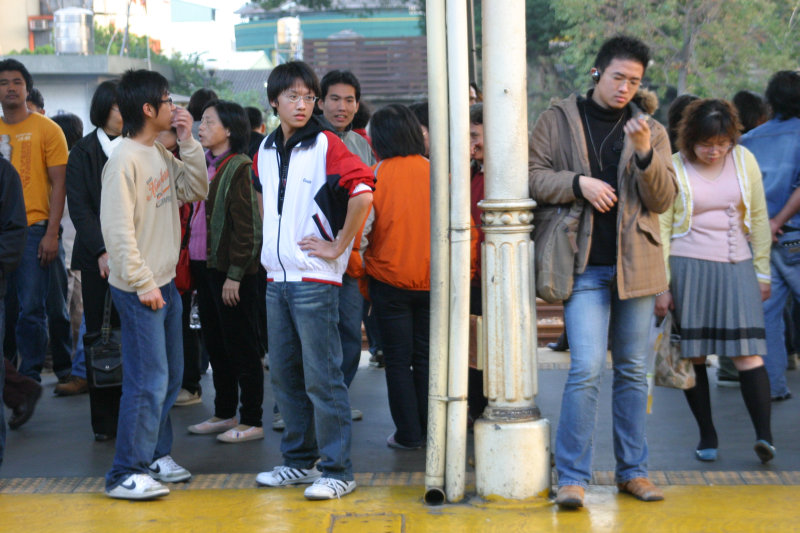 台灣鐵路旅遊攝影台中火車站月台交談的旅客2006攝影照片43