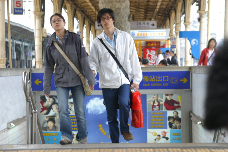 台灣鐵路旅遊攝影台中火車站月台交談的旅客2006攝影照片58