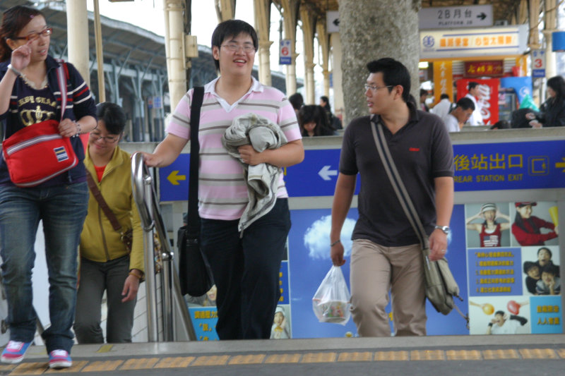 台灣鐵路旅遊攝影台中火車站月台交談的旅客2006攝影照片60
