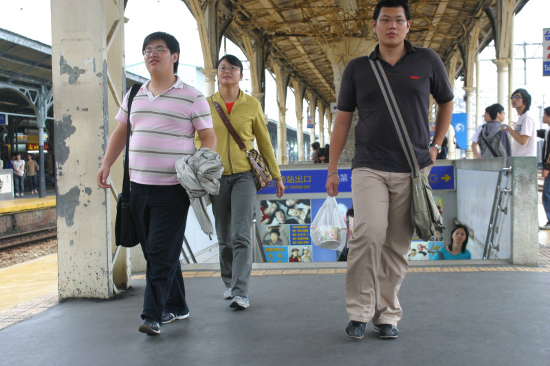 台灣鐵路旅遊攝影台中火車站月台交談的旅客2006攝影照片61