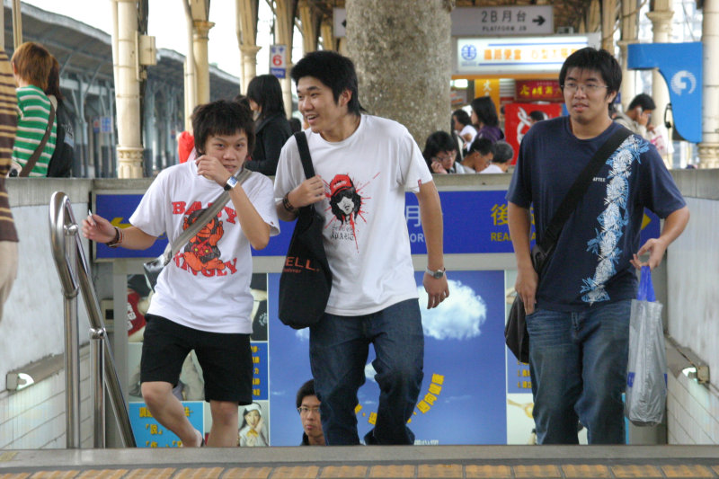 台灣鐵路旅遊攝影台中火車站月台交談的旅客2006攝影照片64