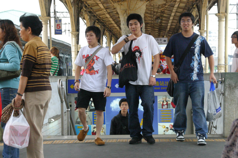 台灣鐵路旅遊攝影台中火車站月台交談的旅客2006攝影照片66