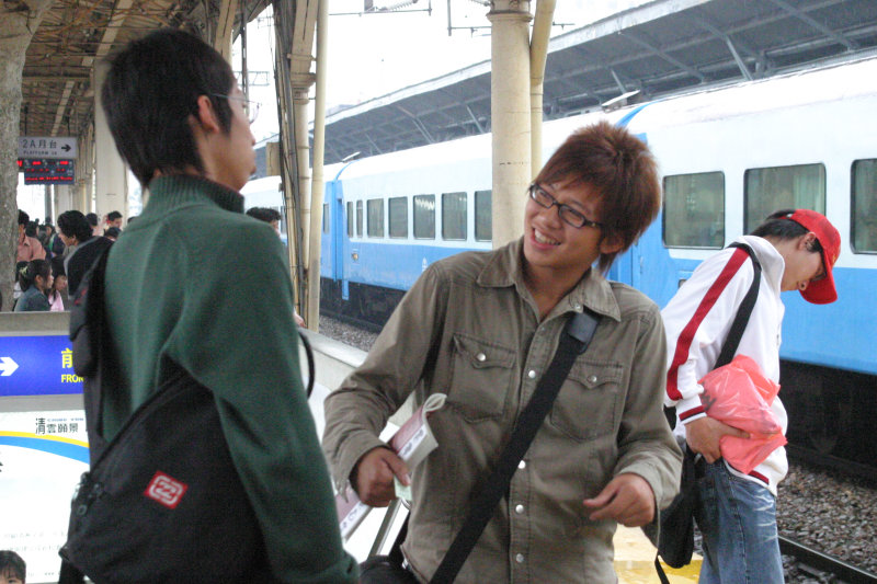 台灣鐵路旅遊攝影台中火車站月台交談的旅客2006攝影照片70