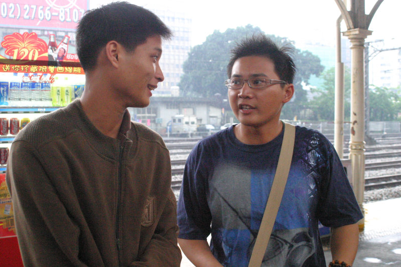 台灣鐵路旅遊攝影台中火車站月台交談的旅客2006攝影照片76
