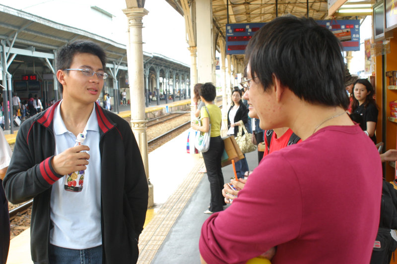 台灣鐵路旅遊攝影台中火車站月台交談的旅客2006攝影照片80