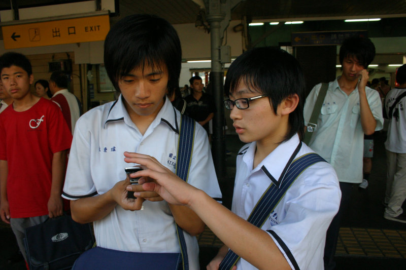 台灣鐵路旅遊攝影台中火車站月台交談的旅客2006攝影照片94