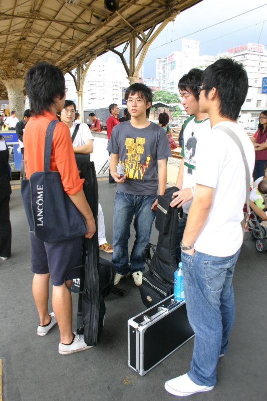 台灣鐵路旅遊攝影台中火車站月台交談的旅客2006攝影照片99