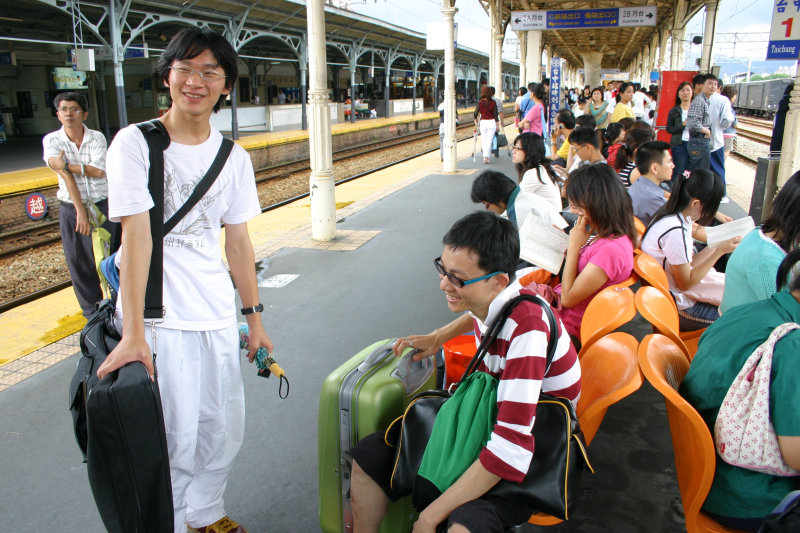 台灣鐵路旅遊攝影台中火車站月台交談的旅客2006攝影照片101