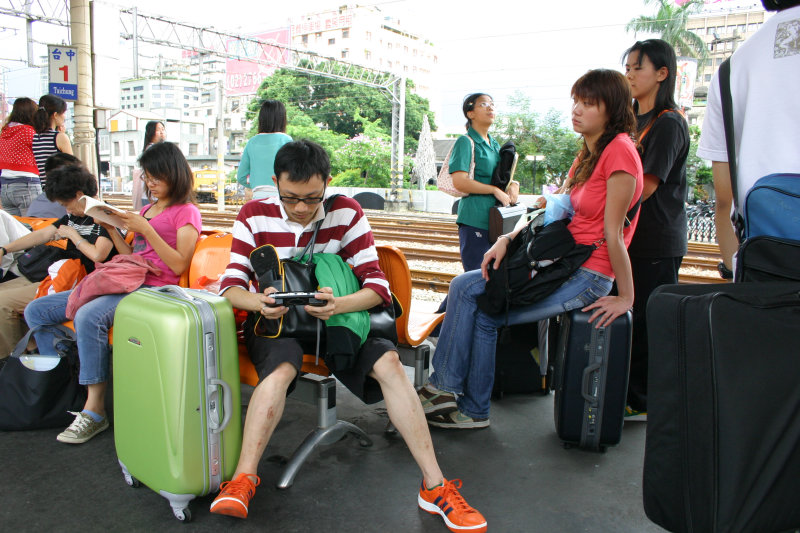 台灣鐵路旅遊攝影台中火車站月台交談的旅客2006攝影照片102