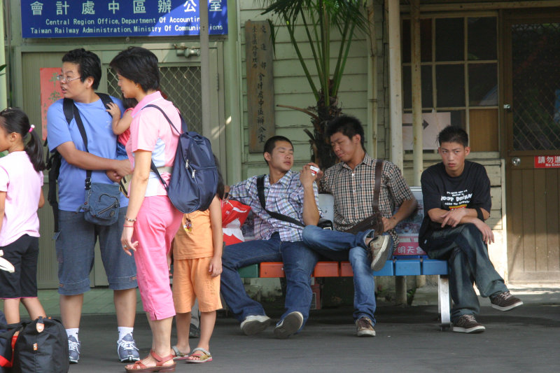 台灣鐵路旅遊攝影台中火車站月台交談的旅客2006攝影照片110