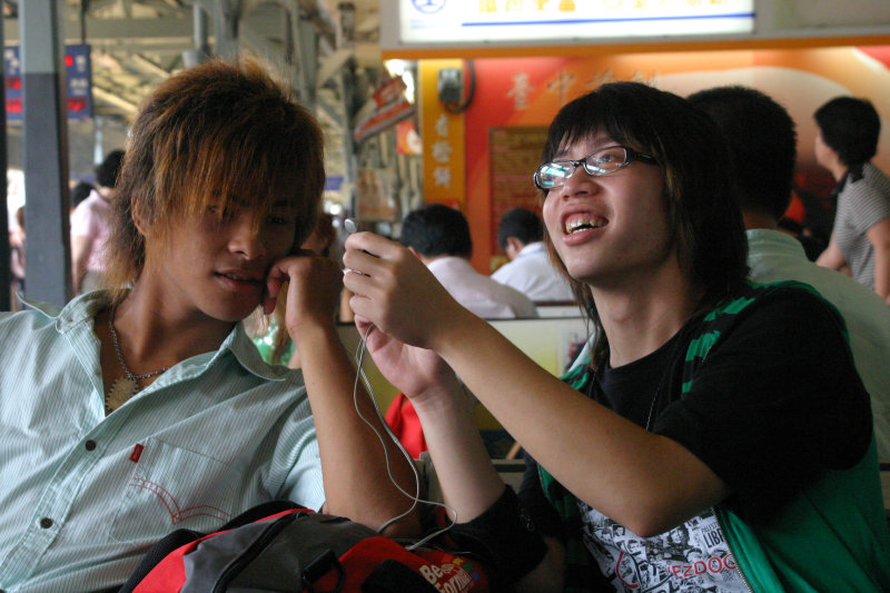 台灣鐵路旅遊攝影台中火車站月台交談的旅客2006攝影照片121