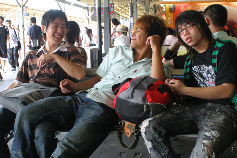 台灣鐵路旅遊攝影台中火車站月台交談的旅客2006攝影照片123