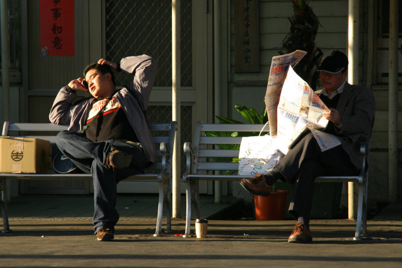 台灣鐵路旅遊攝影台中火車站月台交談的旅客2006攝影照片128