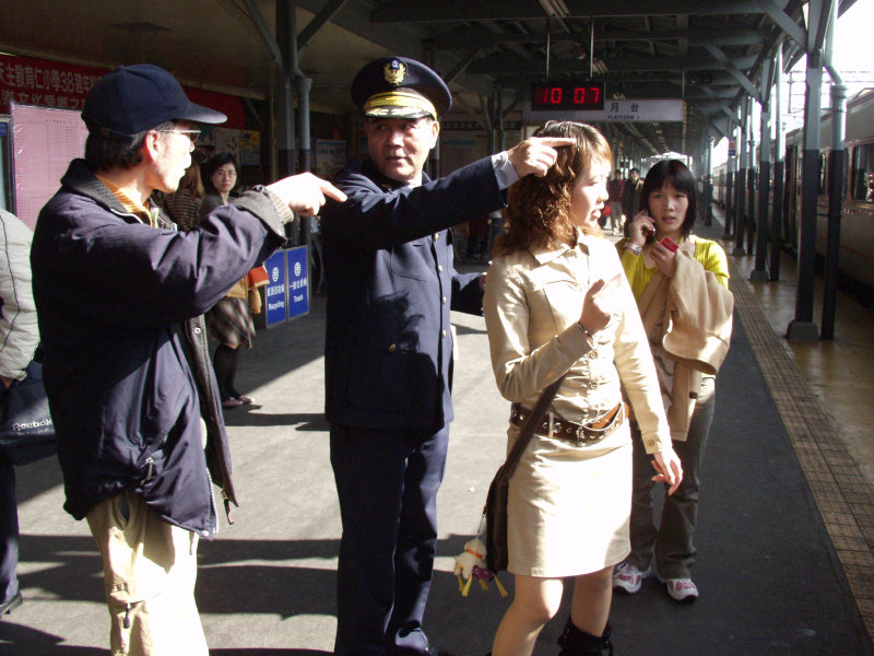 台灣鐵路旅遊攝影台中火車站月台交談的旅客2006攝影照片145