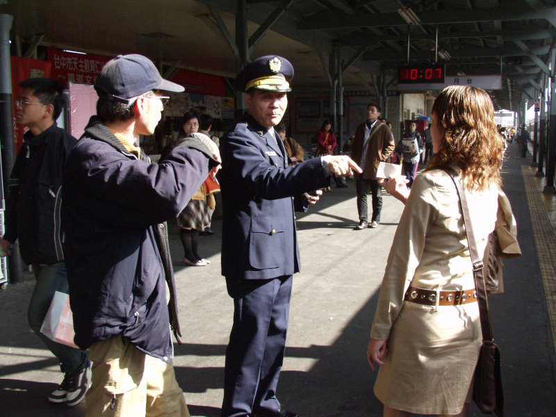 台灣鐵路旅遊攝影台中火車站月台交談的旅客2006攝影照片146
