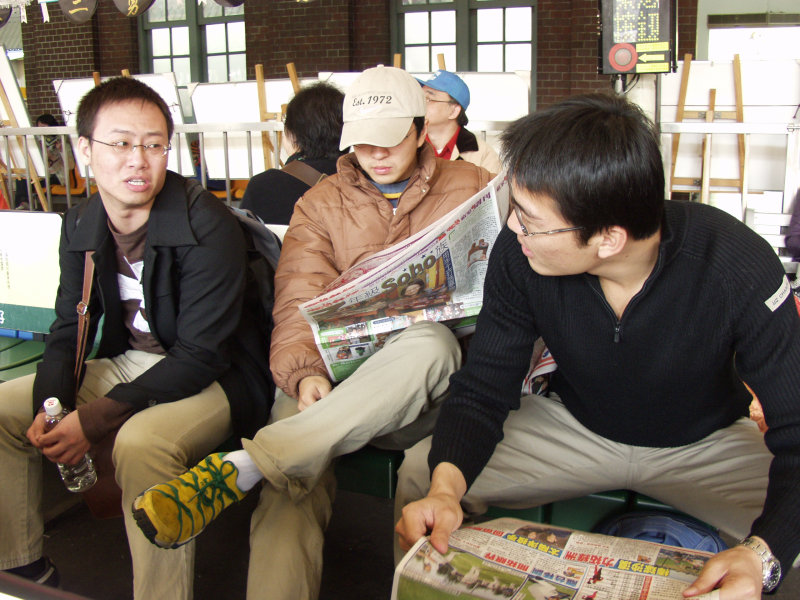 台灣鐵路旅遊攝影台中火車站月台交談的旅客2006攝影照片153