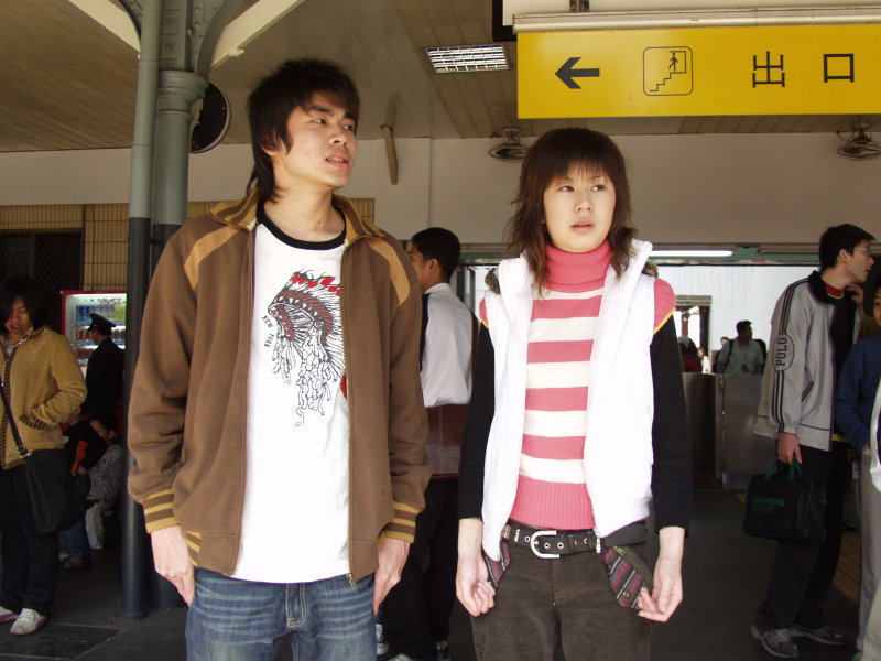 台灣鐵路旅遊攝影台中火車站月台交談的旅客2006攝影照片155