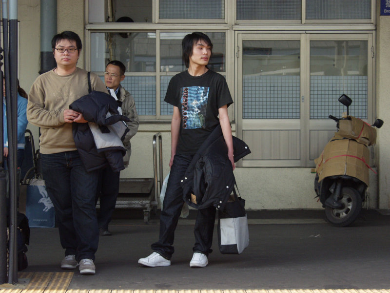 台灣鐵路旅遊攝影台中火車站月台交談的旅客2006攝影照片168
