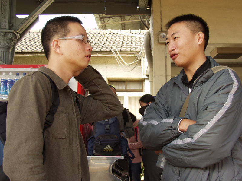 台灣鐵路旅遊攝影台中火車站月台交談的旅客2006攝影照片190