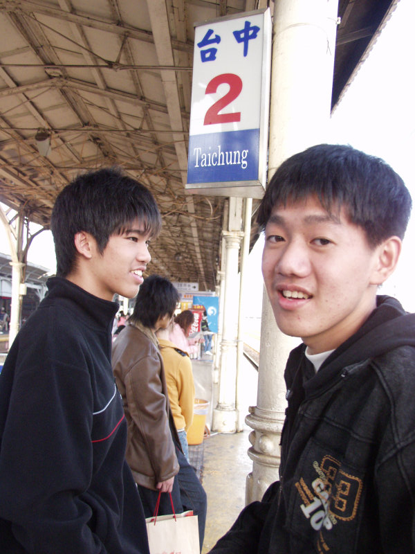 台灣鐵路旅遊攝影台中火車站月台交談的旅客2006攝影照片206
