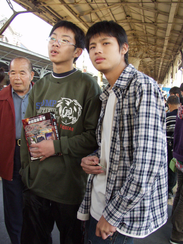 台灣鐵路旅遊攝影台中火車站月台交談的旅客2006攝影照片208