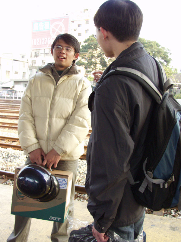 台灣鐵路旅遊攝影台中火車站月台交談的旅客2006攝影照片210