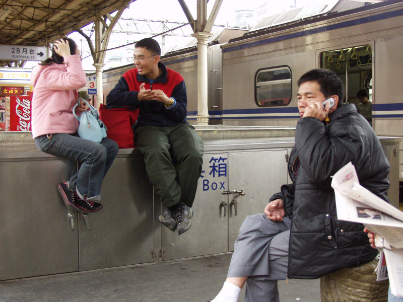 台灣鐵路旅遊攝影台中火車站月台交談的旅客2006攝影照片223