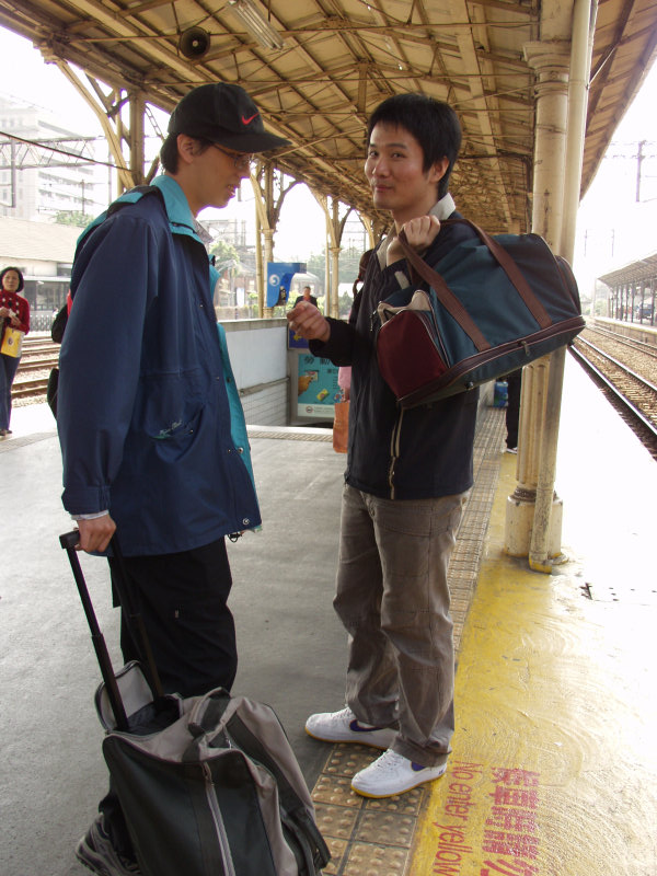 台灣鐵路旅遊攝影台中火車站月台交談的旅客2006攝影照片231