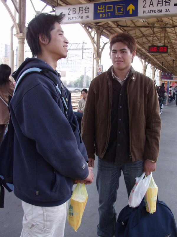 台灣鐵路旅遊攝影台中火車站月台交談的旅客2006攝影照片236