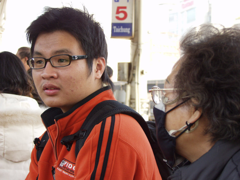 台灣鐵路旅遊攝影台中火車站月台交談的旅客2006攝影照片247