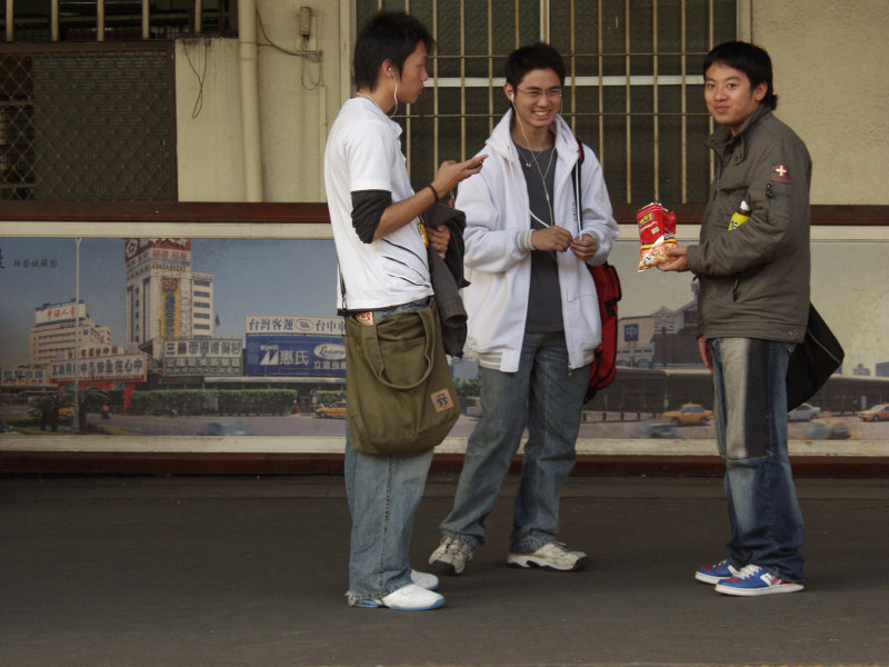 台灣鐵路旅遊攝影台中火車站月台交談的旅客2006攝影照片250