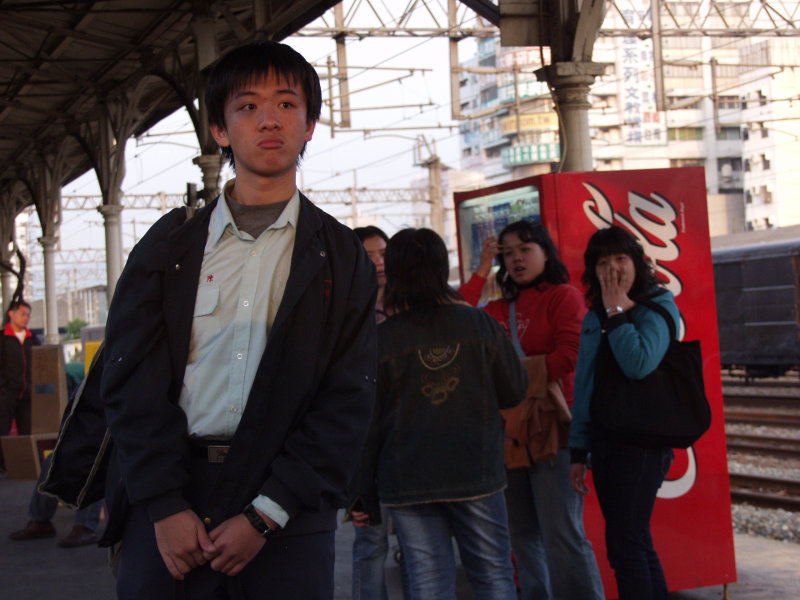 台灣鐵路旅遊攝影台中火車站月台交談的旅客2006攝影照片253