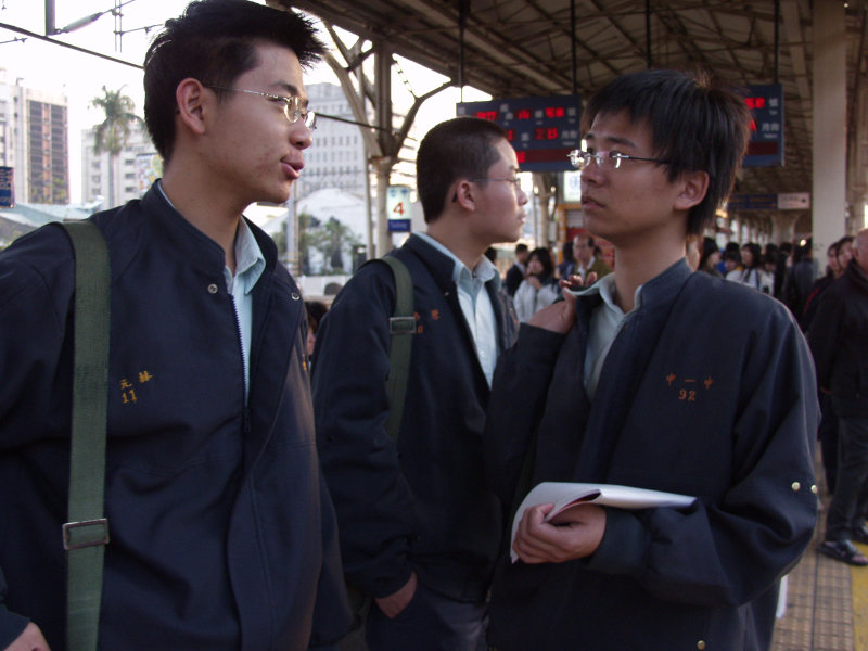 台灣鐵路旅遊攝影台中火車站月台交談的旅客2006攝影照片256