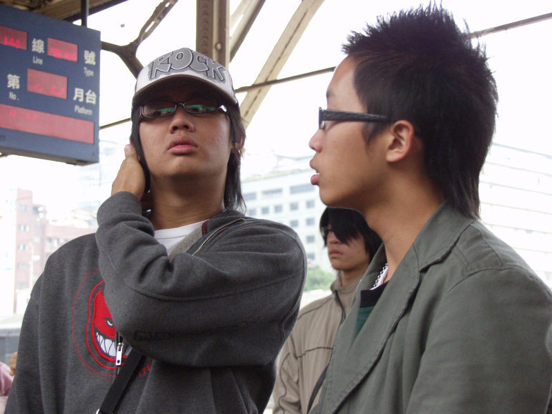 台灣鐵路旅遊攝影台中火車站月台交談的旅客2006攝影照片261