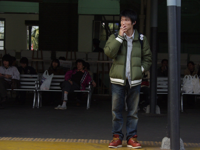 台灣鐵路旅遊攝影台中火車站月台交談的旅客2006攝影照片262