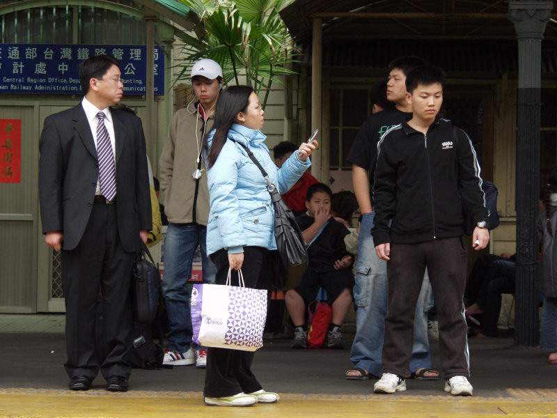 台灣鐵路旅遊攝影台中火車站月台交談的旅客2006攝影照片279