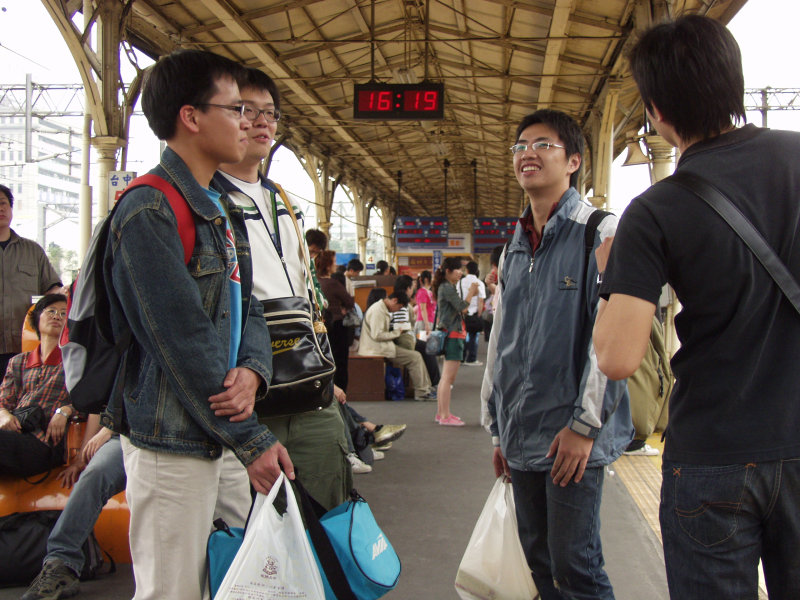 台灣鐵路旅遊攝影台中火車站月台交談的旅客2006攝影照片286