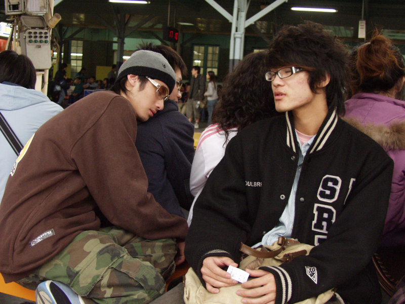台灣鐵路旅遊攝影台中火車站月台交談的旅客2006攝影照片293
