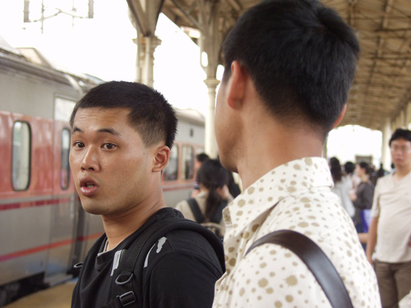 台灣鐵路旅遊攝影台中火車站月台交談的旅客2006攝影照片297
