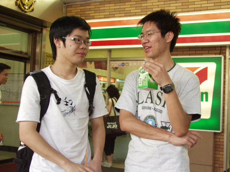 台灣鐵路旅遊攝影台中火車站月台交談的旅客2006攝影照片311