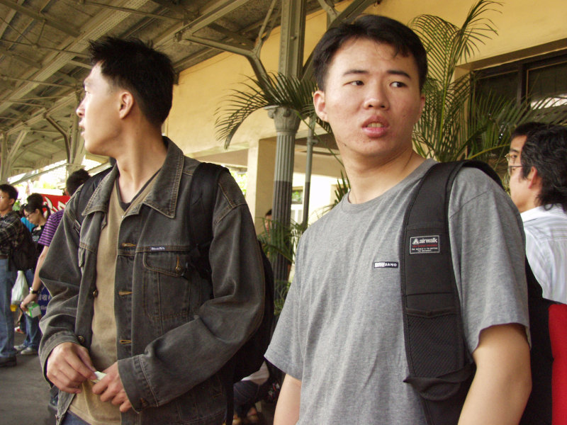 台灣鐵路旅遊攝影台中火車站月台交談的旅客2006攝影照片312
