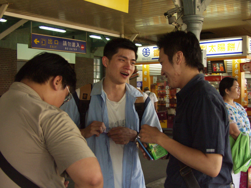 台灣鐵路旅遊攝影台中火車站月台交談的旅客2006攝影照片319