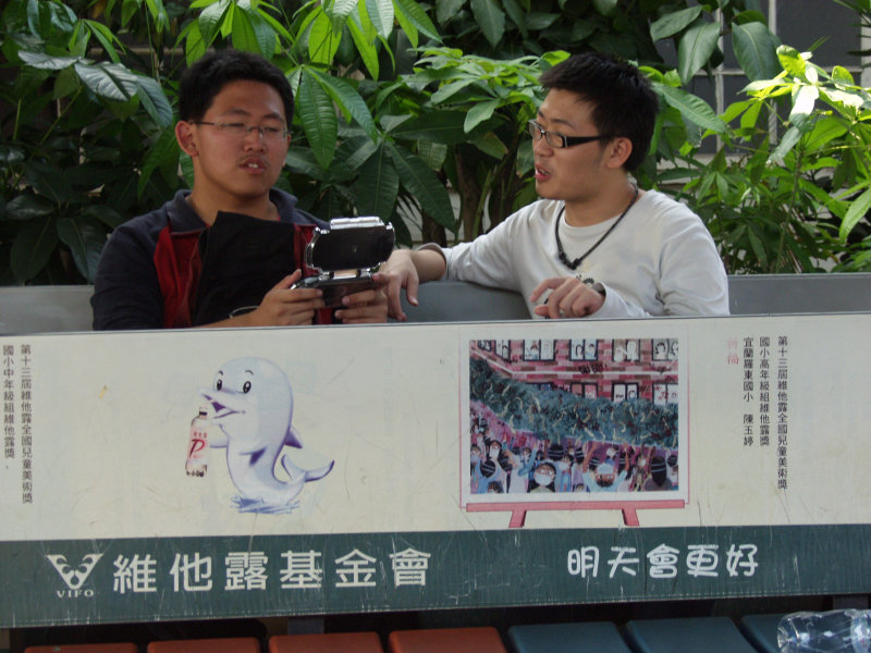 台灣鐵路旅遊攝影台中火車站月台交談的旅客2006攝影照片323