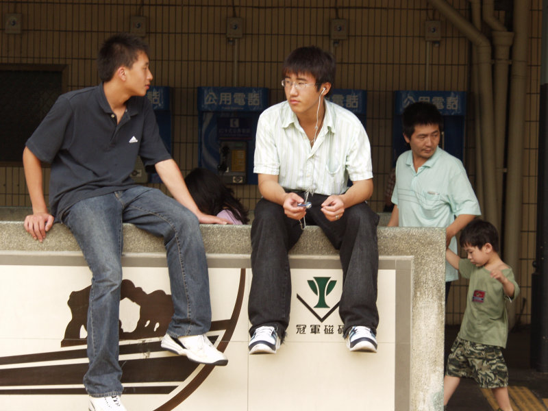 台灣鐵路旅遊攝影台中火車站月台交談的旅客2006攝影照片324